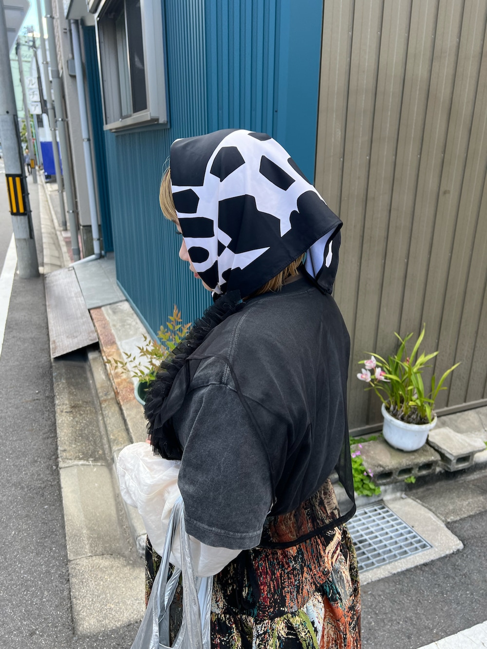 「古着MIX、個性派、レイヤードスタイル、低身長コーデ、シアートップス、Tシャツ、フリル、スカート、スカーフ、エコバッグ、シルバー、BIRTHDAY BAR」｜「BIRTHDAY BARのとっさにスカーフ（バンダナ/スカーフ、ホワイト系）」を使った、ちゃみまる🐶さん（レディース・146cm）の春コーディネートの2枚目の写真