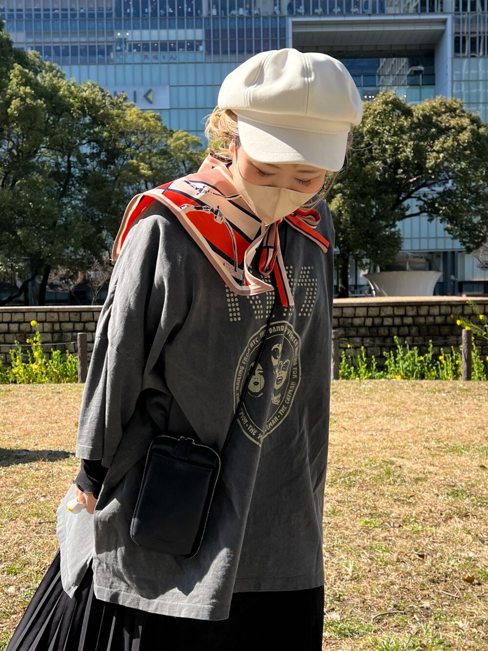 「春コーデ、ラクチンコーデ、ゆるコーデ、低身長コーデ、低身長女子、ビッグシルエット、ビッグT、キャスケット、つけ襟、GU、スニーカーコーデ、New Balance、オレンジ、スマホショルダー、BIRTHDAY BAR」｜「Actuallyのフェイクレザー モバイルポーチ / スマホショルダー（ショルダーバッグ、ブラック系）」を使った、ちゃみまる🐶さん（レディース・146cm）の春コーディネートの3枚目の写真