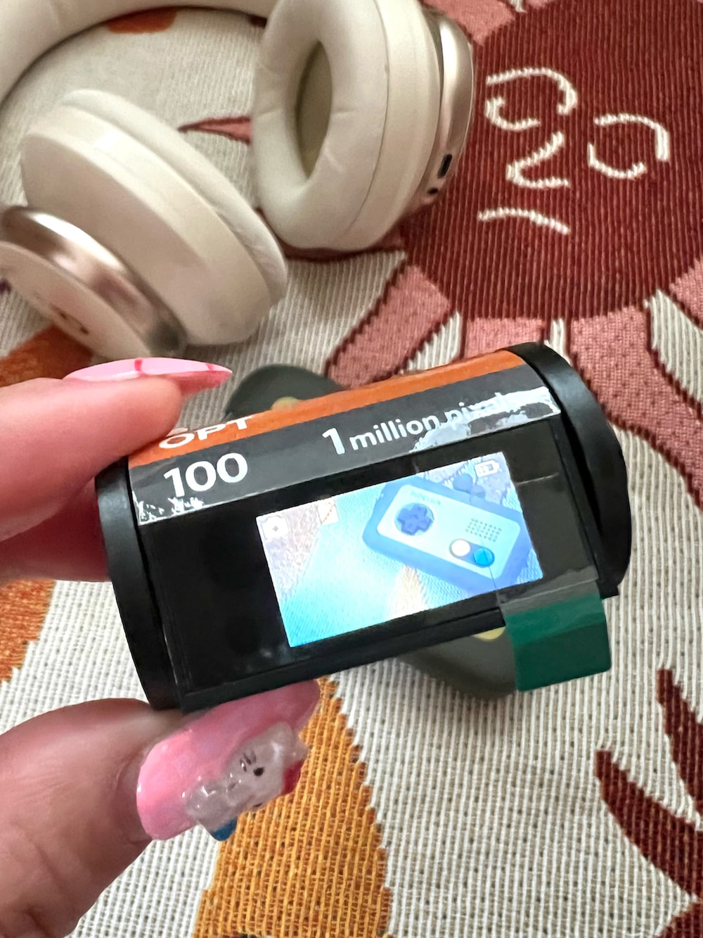 グレー系のポーチ、ホワイト系のカメラ/カメラグッズ、その他のその他を着用したレディースの冬コーディネートの3枚目の写真