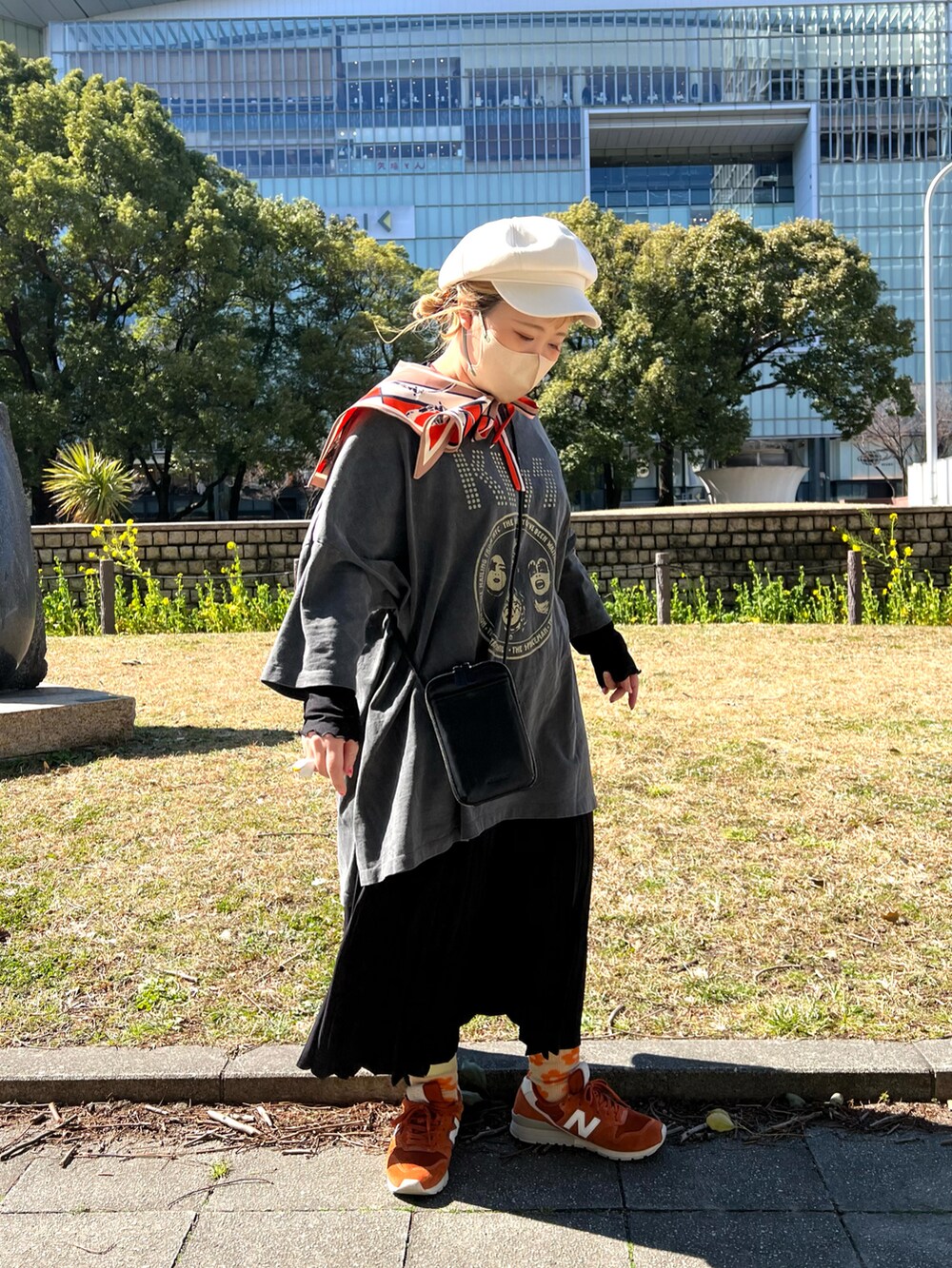 「春コーデ、ラクチンコーデ、ゆるコーデ、低身長コーデ、低身長女子、ビッグシルエット、ビッグT、キャスケット、つけ襟、GU、スニーカーコーデ、New Balance、オレンジ、スマホショルダー、BIRTHDAY BAR」｜「Actuallyのフェイクレザー モバイルポーチ / スマホショルダー（ショルダーバッグ、ブラック系）」を使った、ちゃみまる🐶さん（レディース・146cm）の春コーディネートの2枚目の写真