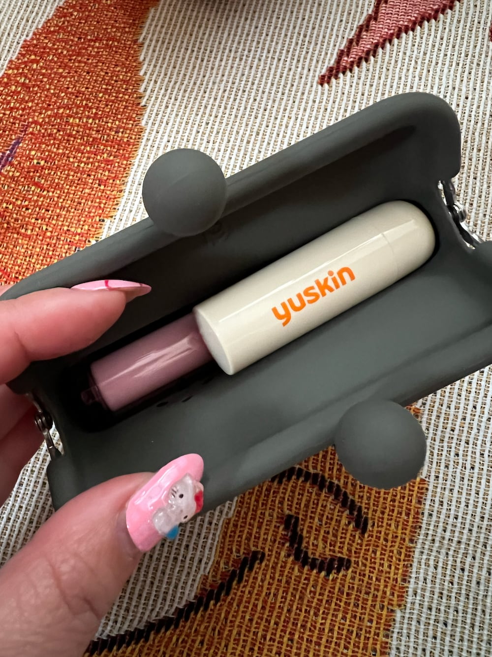 グレー系のポーチ、ホワイト系のカメラ/カメラグッズ、その他のその他を着用したレディースの冬コーディネートの2枚目の写真