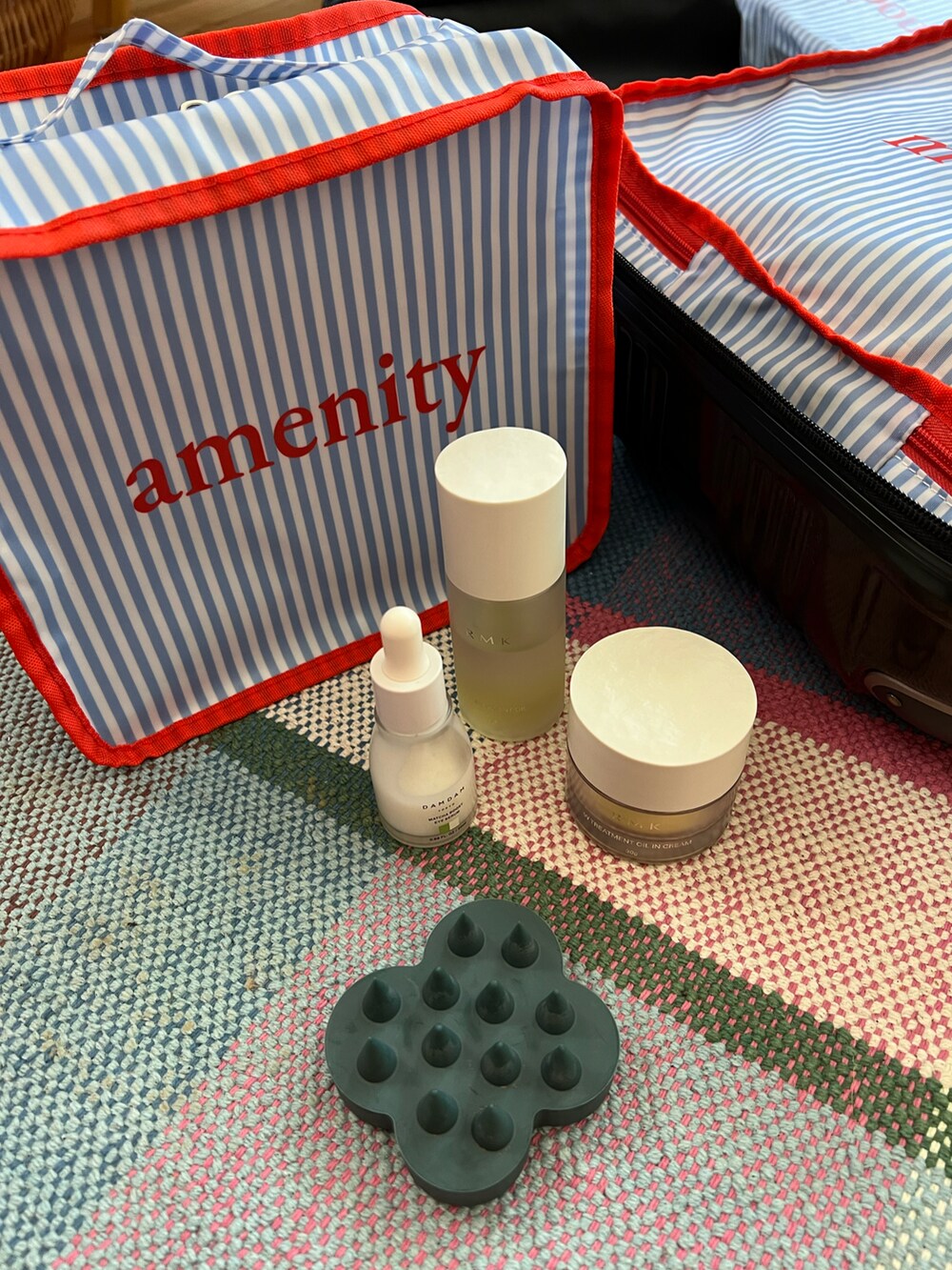 ブルー系のポーチ、ブルー系のポーチ、ブルー系のポーチを着用したレディースの夏コーディネートの5枚目の写真