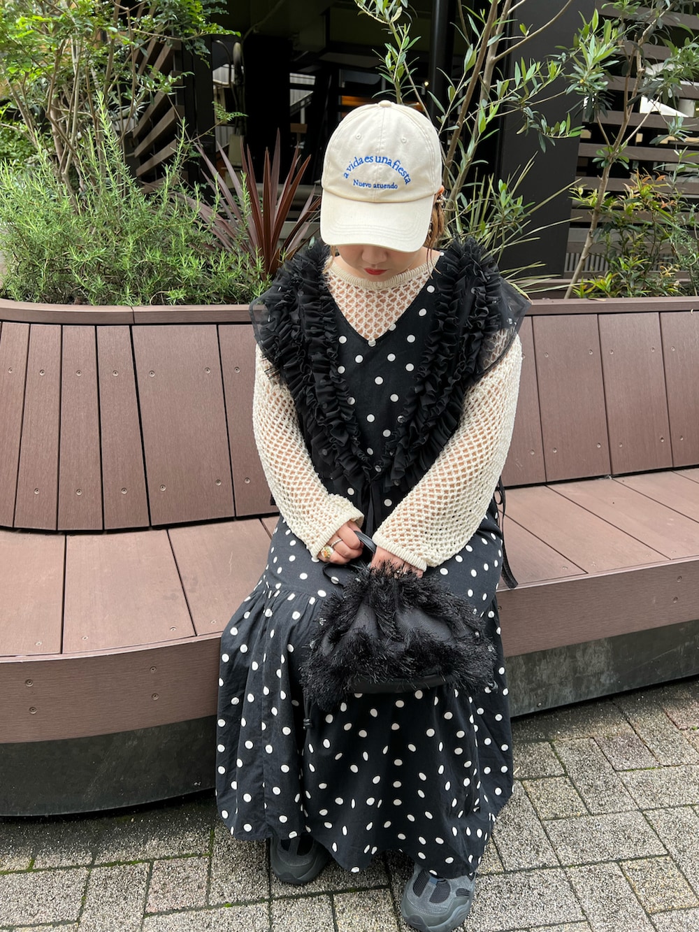 「モノトーンコーデ、レイヤードスタイル、夏コーデ、低身長コーデ、休日スタイル、キャップ、ワンピース、ドット、チュール、スニーカー、巾着バッグ、BIRTHDAY BAR」｜「Actuallyのフリンジ巾着バッグ（トートバッグ、ブラック系）」を使った、ちゃみまる🐶さん（レディース・146cm）の夏コーディネートの2枚目の写真