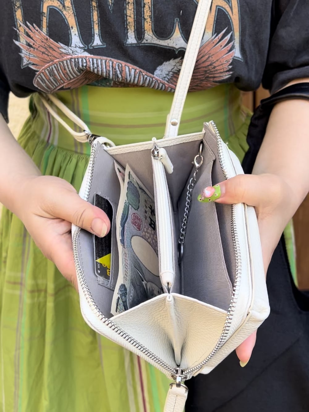 「お出かけコーデ、旅行コーデ、トートバッグ、トライアングル、ブラック、black、スマホショルダー、お財布ショルダー、コインケース、ホワイト、white、ポーチ、カチューシャ、BIRTHDAY BAR」｜「Actuallyのフェイクレザー お財布モバイルショルダー（ショルダーバッグ、ホワイト系）」を使った、ちゃみまる🐶さん（レディース・146cm）の夏コーディネートの2枚目の写真