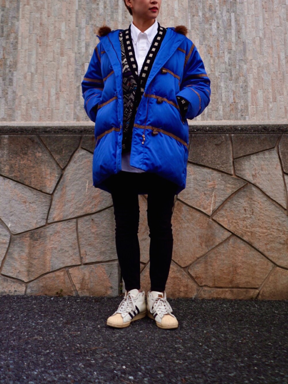 ブルー系のダウンジャケット/コート、ブラック系のカーディガン/ボレロ、ホワイト系のシャツ/ブラウスを着用したレディースの冬コーディネートの2枚目の写真