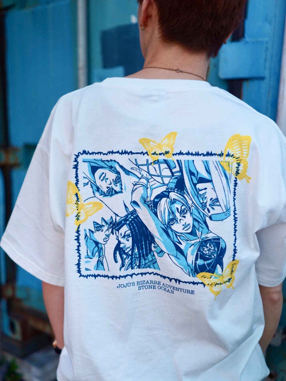 ホワイト系のTシャツ/カットソー、ブルー系のパンツ、ホワイト系のスニーカーを着用したレディースの春コーディネートの3枚目の写真