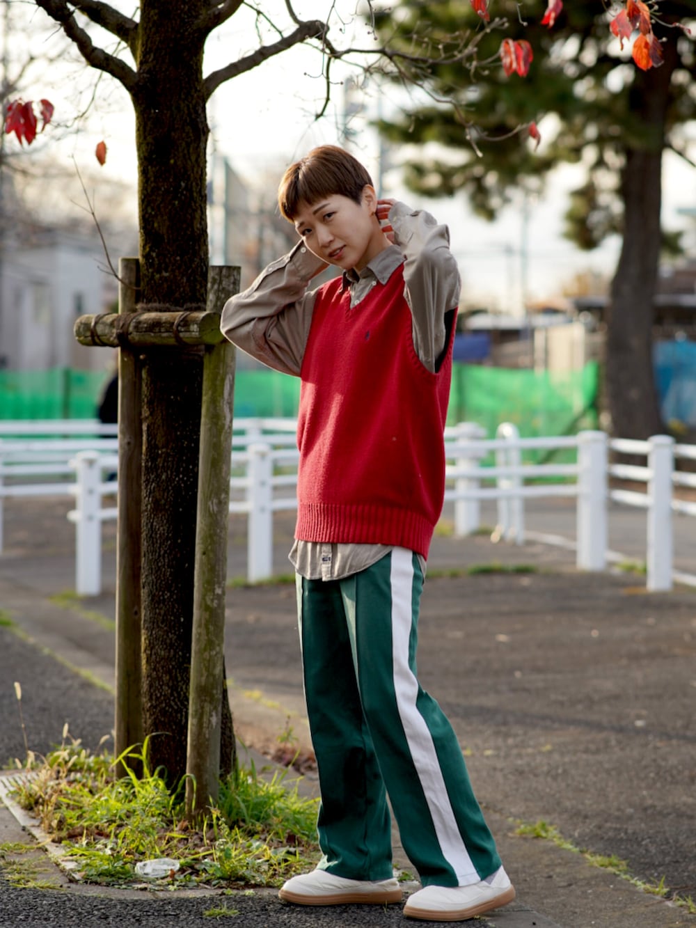 レッド系のベスト、ベージュ系のシャツ/ブラウス、グリーン系のその他パンツを着用したレディースの冬コーディネートの2枚目の写真