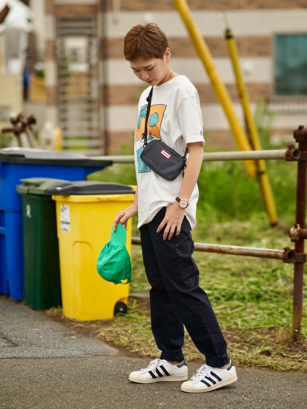 ホワイト系のTシャツ/カットソー、ブルー系のパンツ、ホワイト系のスニーカーを着用したレディースの夏コーディネートの2枚目の写真