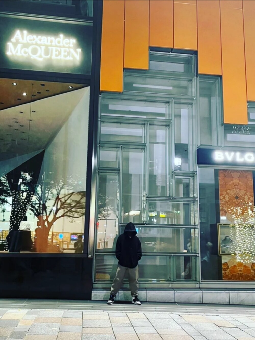 ベージュ系のパンツを着用したメンズの秋コーディネートの2枚目の写真