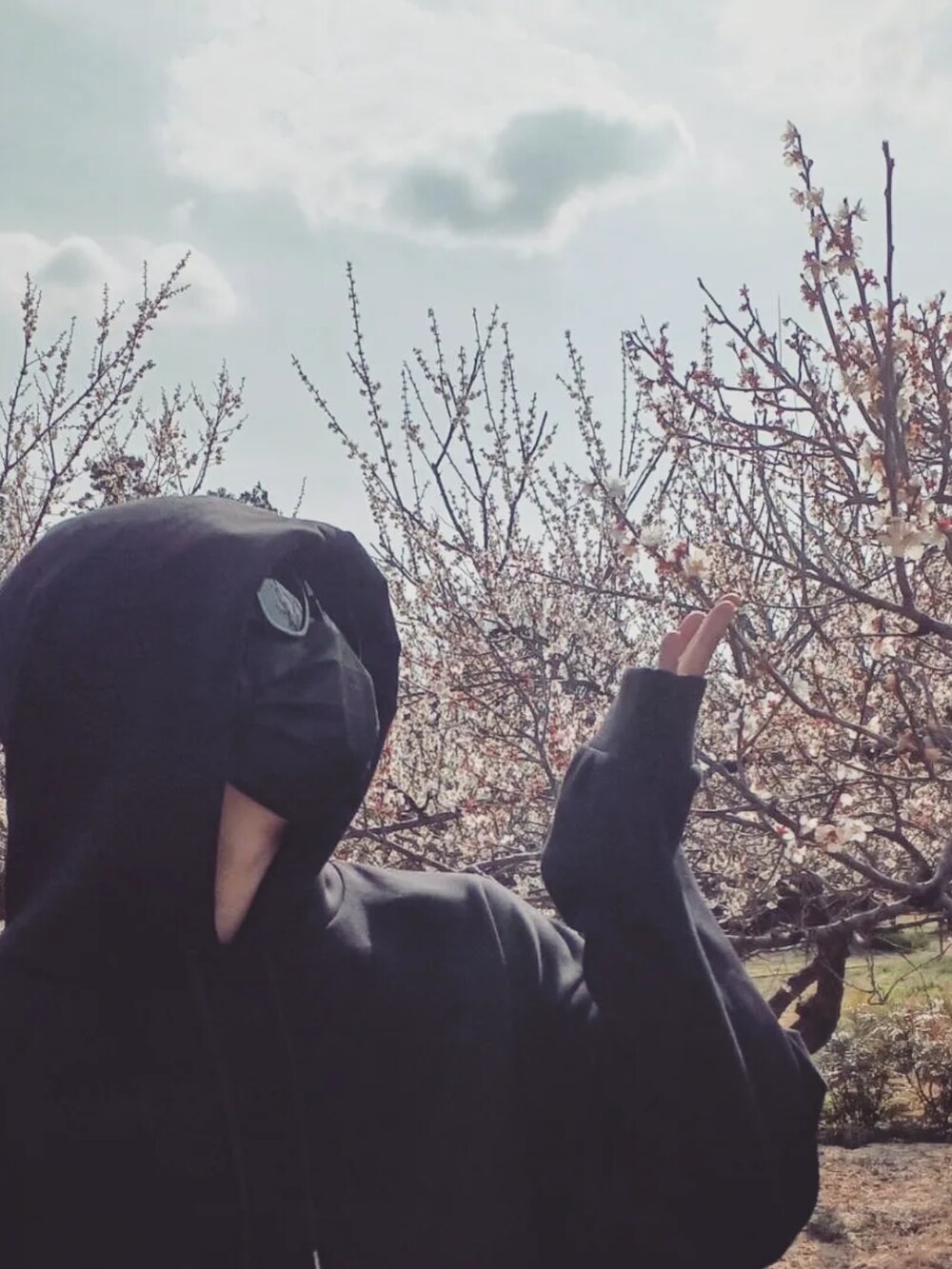 ブラック系のカーゴパンツを着用したメンズの春コーディネートの2枚目の写真