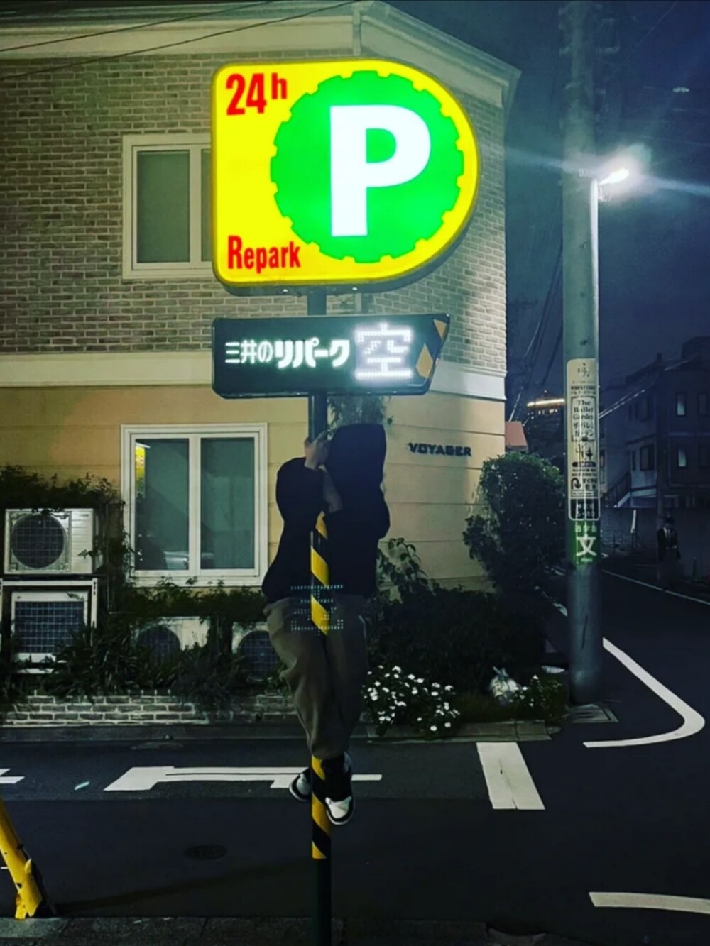 ベージュ系のパンツを着用したメンズの秋コーディネートの3枚目の写真