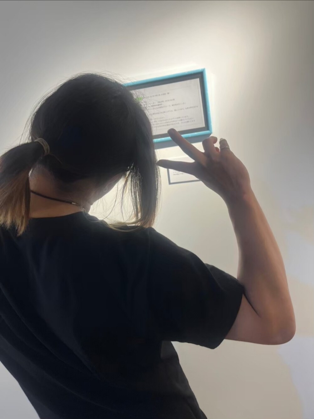 ブラック系のシャツ/ブラウスを着用したメンズの秋コーディネートの4枚目の写真