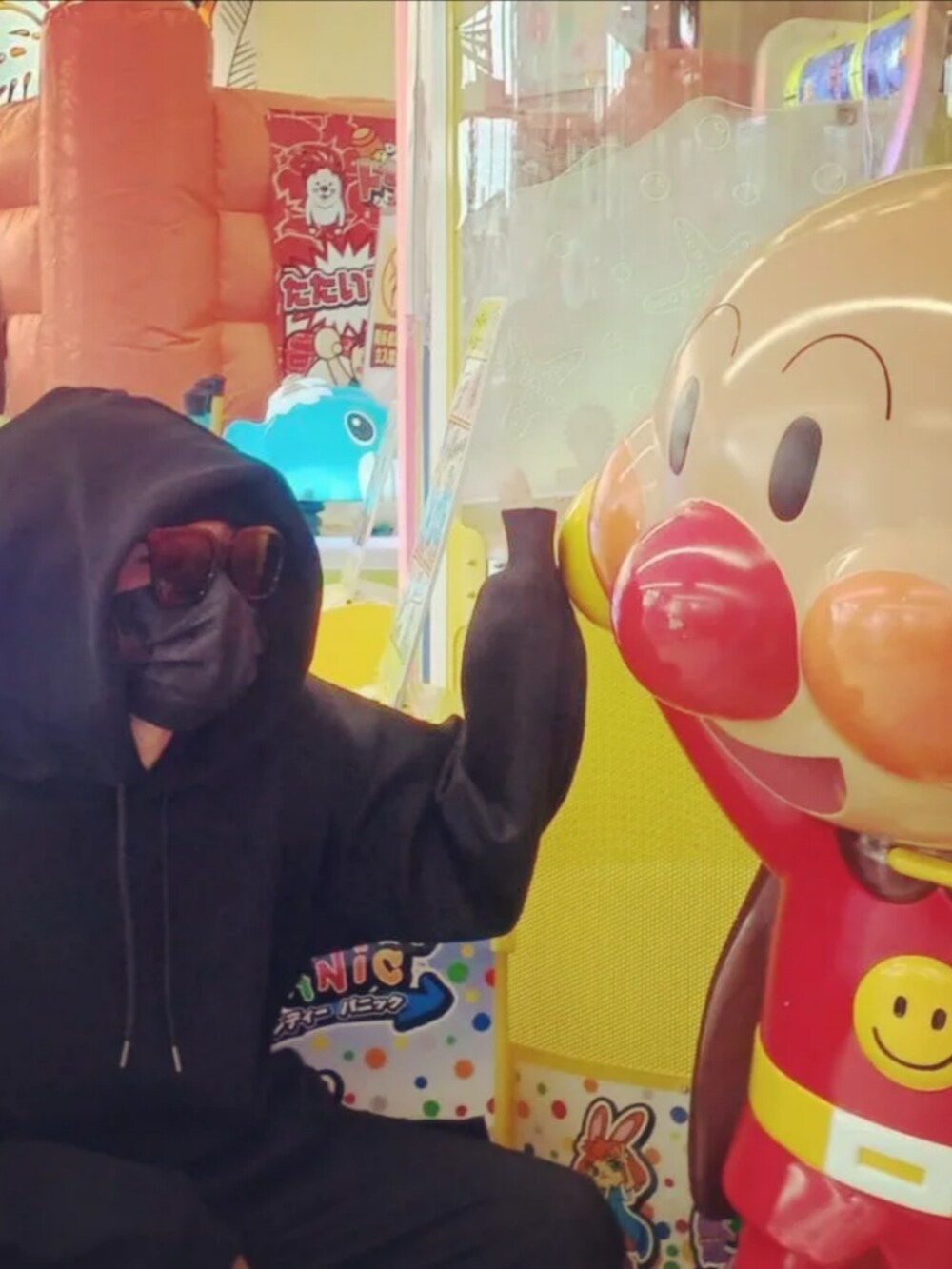 ブラック系のパーカーを着用したメンズの夏コーディネートの2枚目の写真