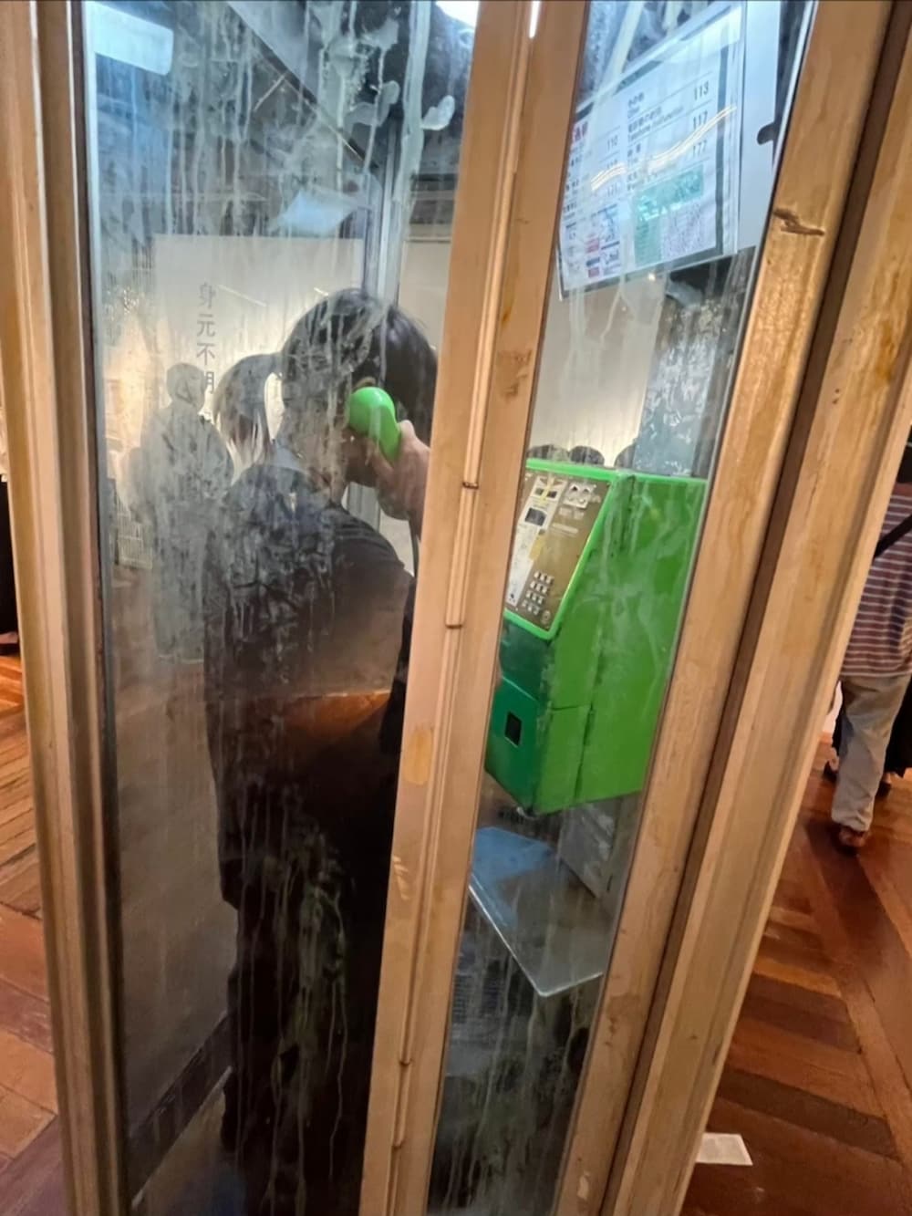 ブラック系のシャツ/ブラウスを着用したメンズの秋コーディネートの2枚目の写真