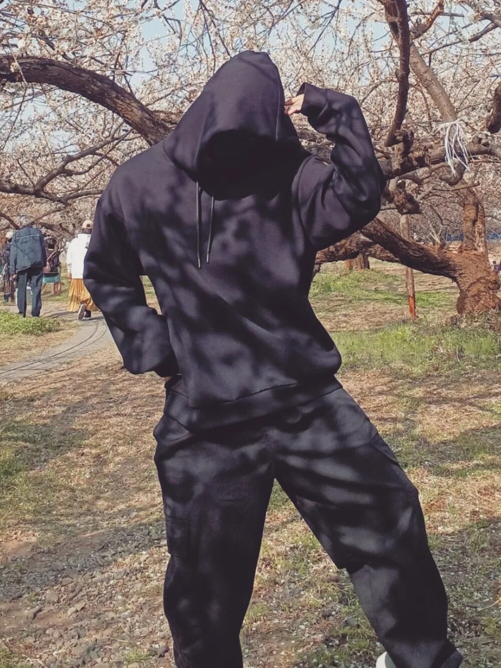 ブラック系のカーゴパンツを着用したメンズの春コーディネートの3枚目の写真