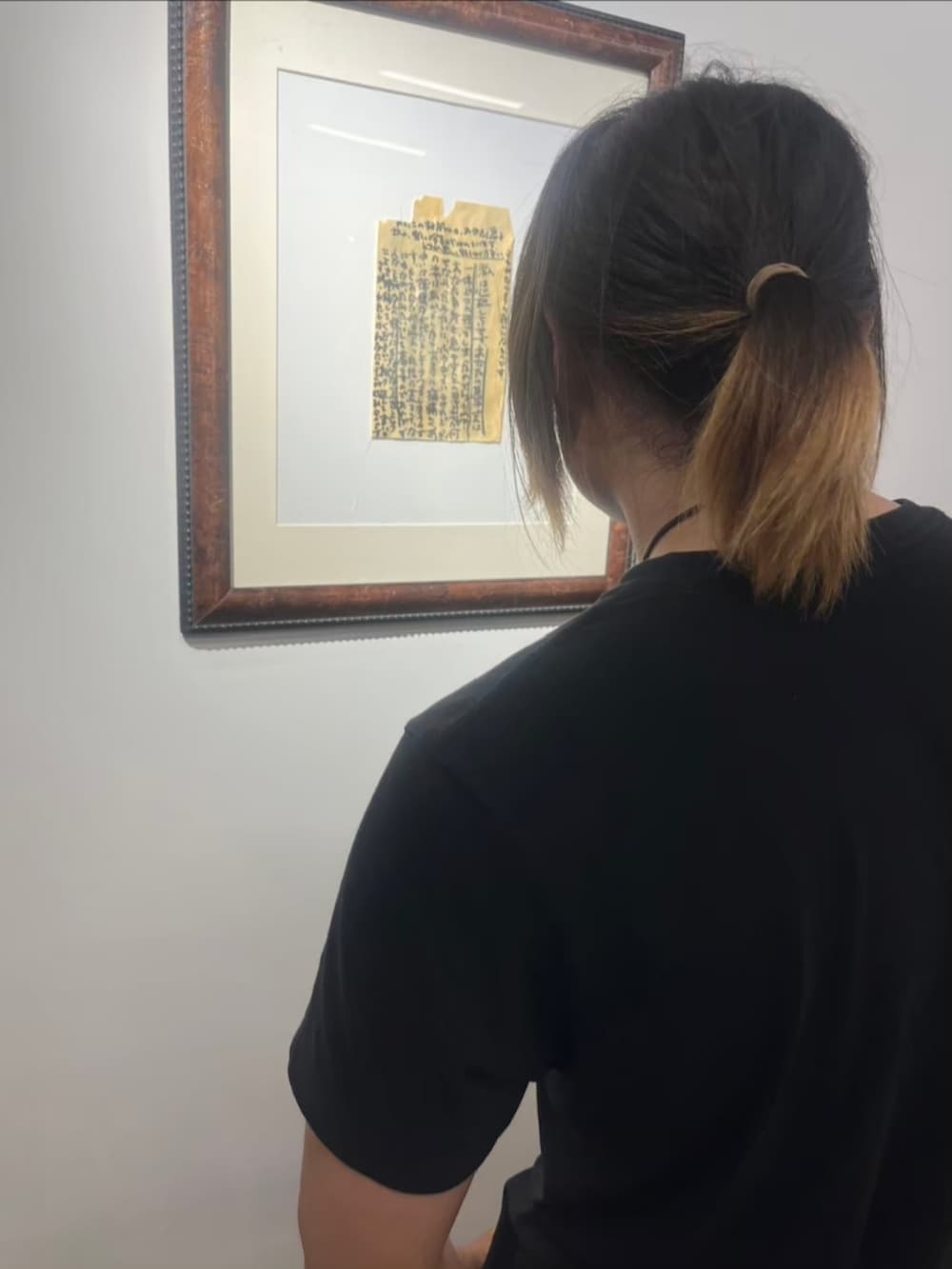 ブラック系のシャツ/ブラウスを着用したメンズの秋コーディネートの3枚目の写真