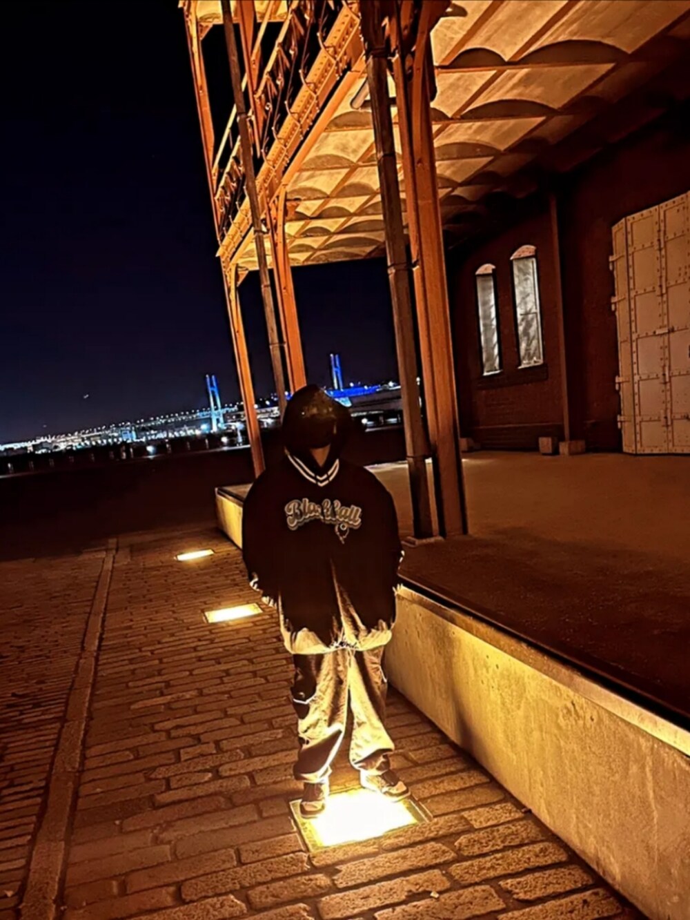 ブラック系のその他トップスを着用したメンズの冬コーディネートの2枚目の写真