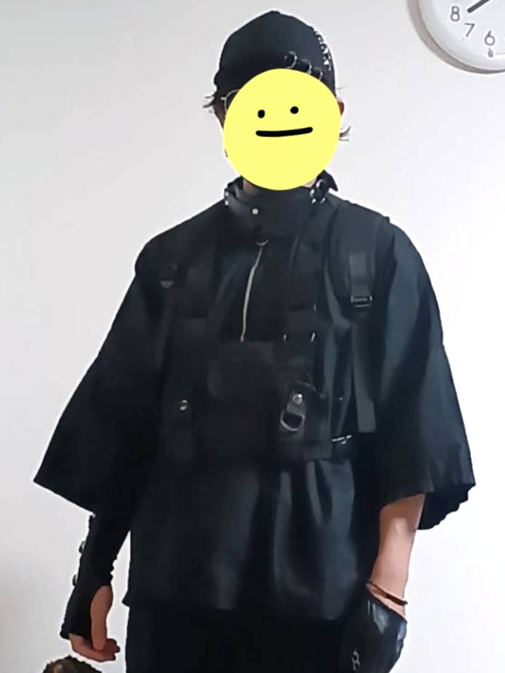 ブラック系のトップスを着用したメンズの冬コーディネートの2枚目の写真