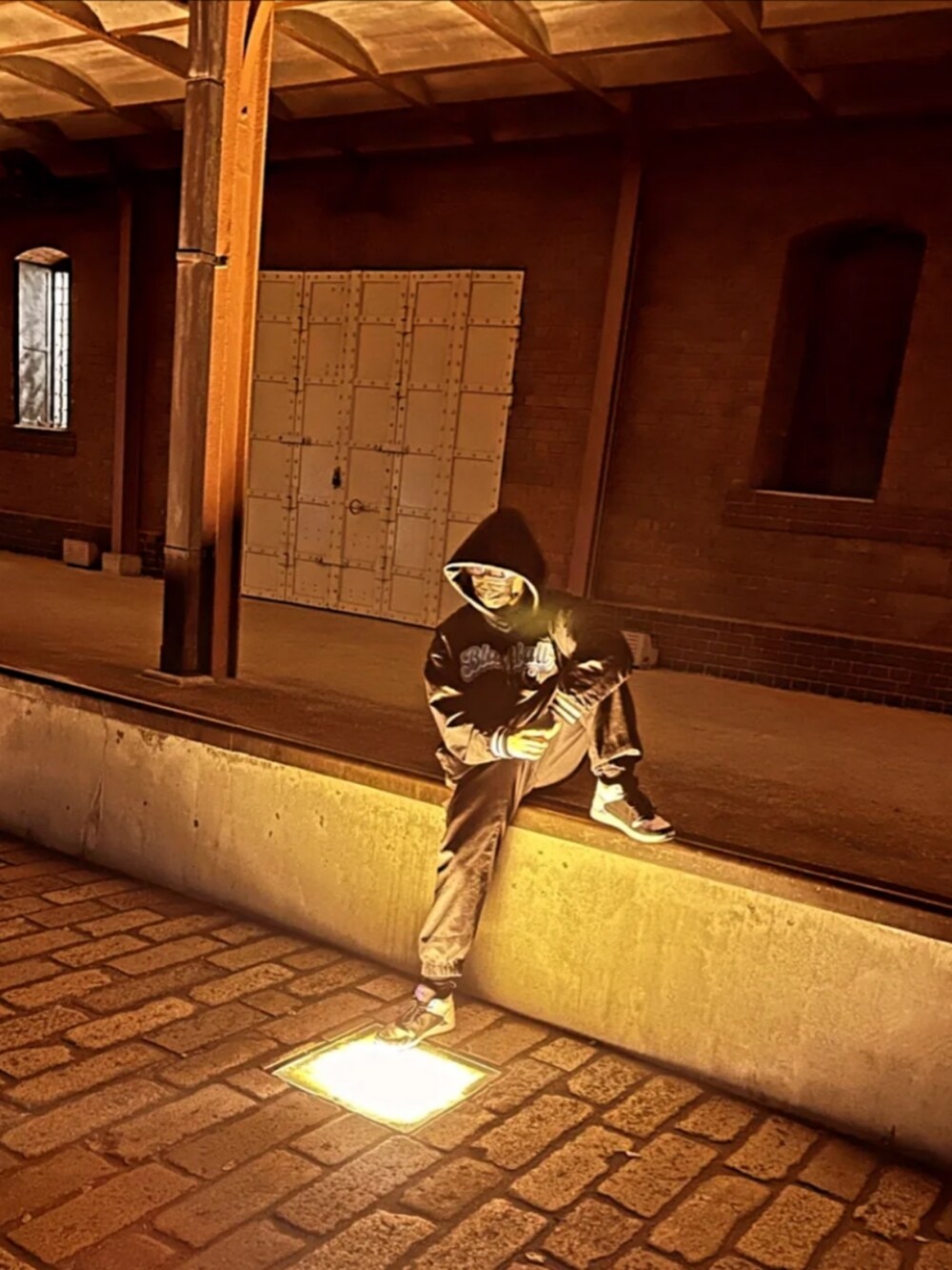 ブラック系のその他トップスを着用したメンズの冬コーディネートの3枚目の写真