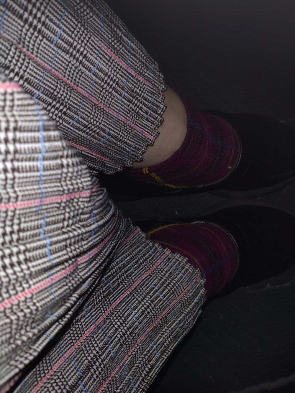 イエロー系のニット/セーター、グレー系のスカートを着用したレディースの秋コーディネートの3枚目の写真