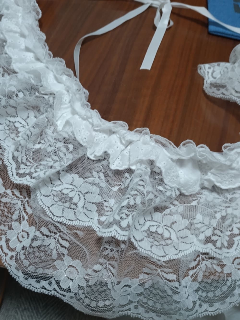 ブルー系のカーディガン/ボレロ、グリーン系のスカート、ブラウン系のシューズを着用したレディースの秋コーディネートの3枚目の写真