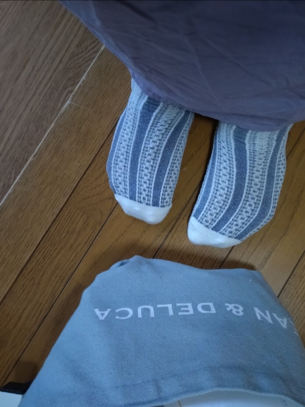 ベージュ系のトップス、パープル系のスカート、その他のその他トップスを着用したレディースの夏コーディネートの3枚目の写真