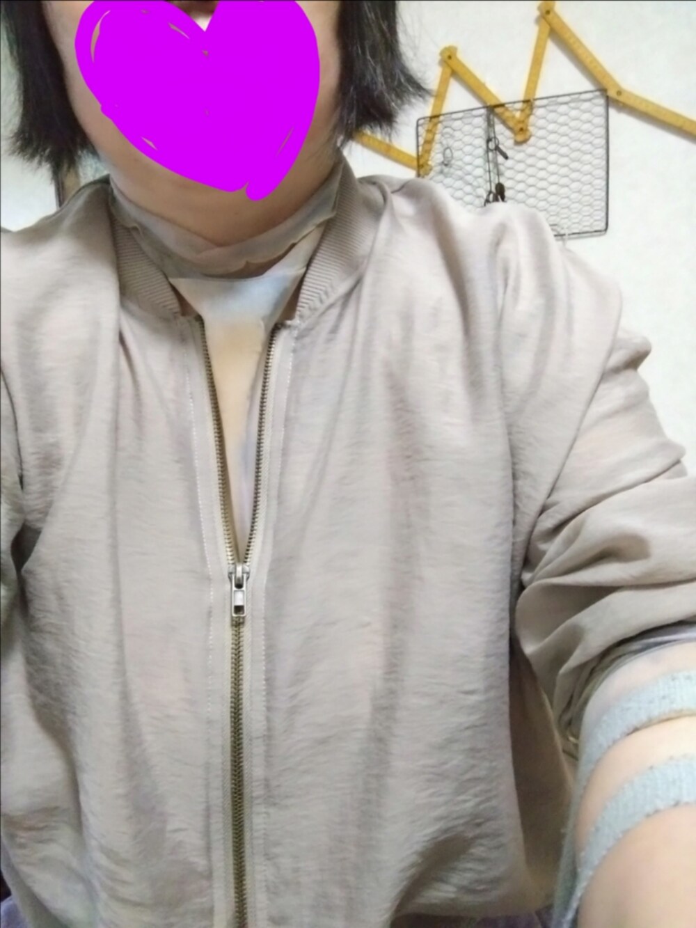 ベージュ系のトップス、パープル系のスカート、その他のその他トップスを着用したレディースの夏コーディネートの2枚目の写真