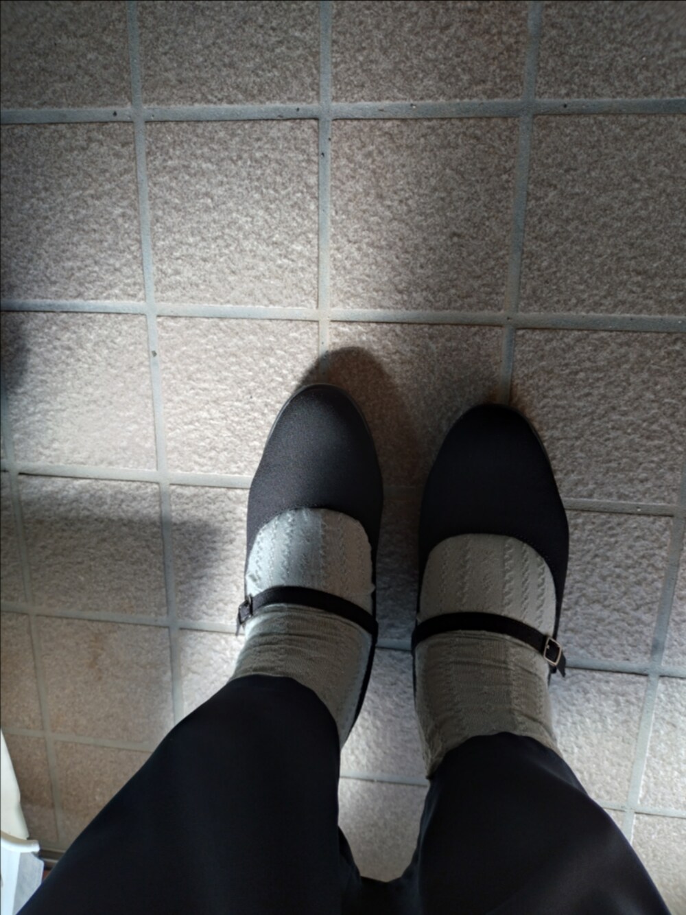 ブラック系のワンピース/ドレス、ホワイト系のTシャツ/カットソー、ホワイト系のその他トップスを着用したレディースの春コーディネートの3枚目の写真