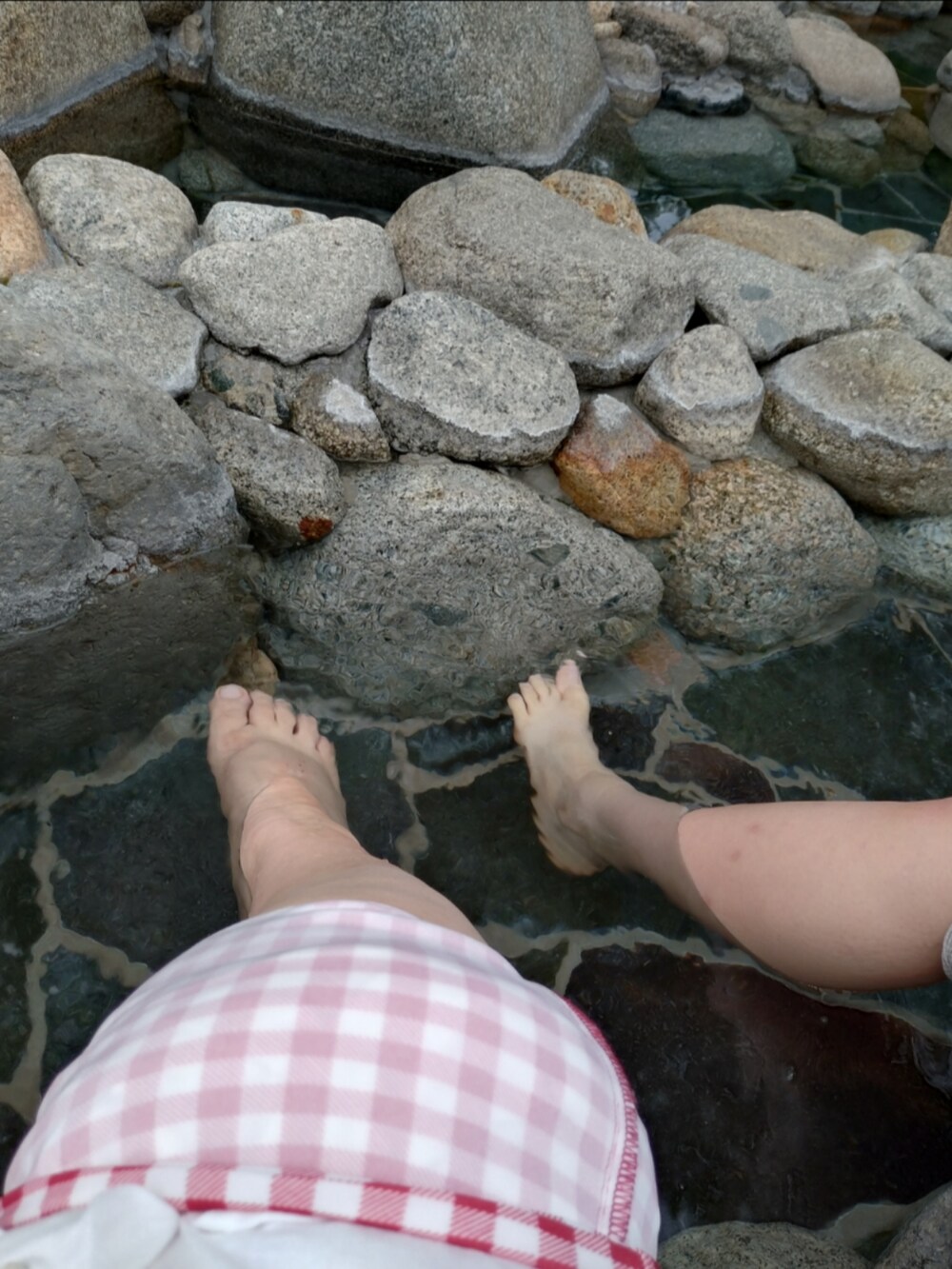 ホワイト系のワンピース/ドレス、レッド系のパンツ、レッド系のパンプスを着用したレディースの春コーディネートの4枚目の写真