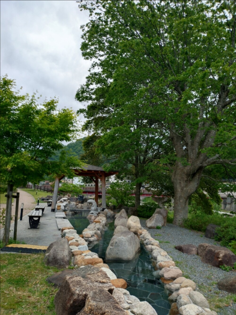 ホワイト系のワンピース/ドレス、レッド系のパンツ、レッド系のパンプスを着用したレディースの春コーディネートの3枚目の写真