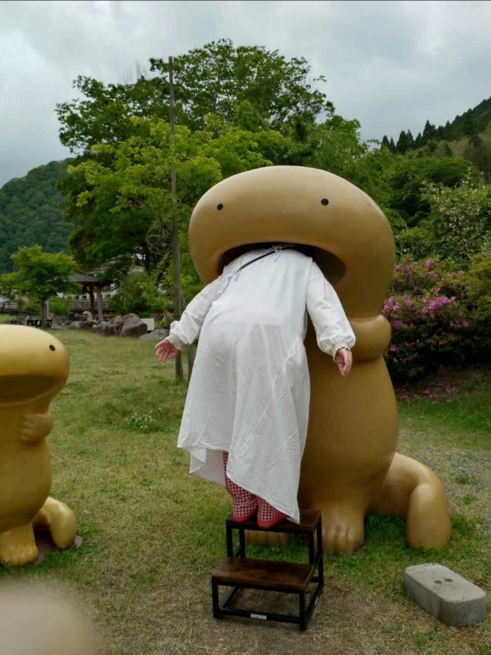 ホワイト系のワンピース/ドレス、レッド系のパンツ、レッド系のパンプスを着用したレディースの春コーディネートの2枚目の写真