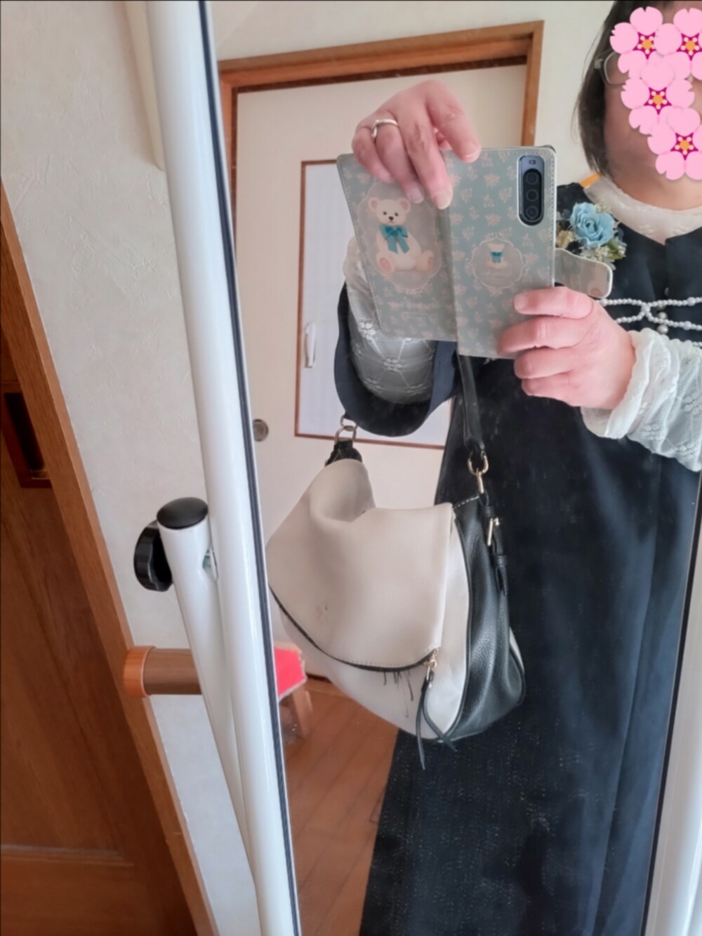 ブラック系のワンピース/ドレス、ホワイト系のTシャツ/カットソー、ホワイト系のその他トップスを着用したレディースの春コーディネートの2枚目の写真