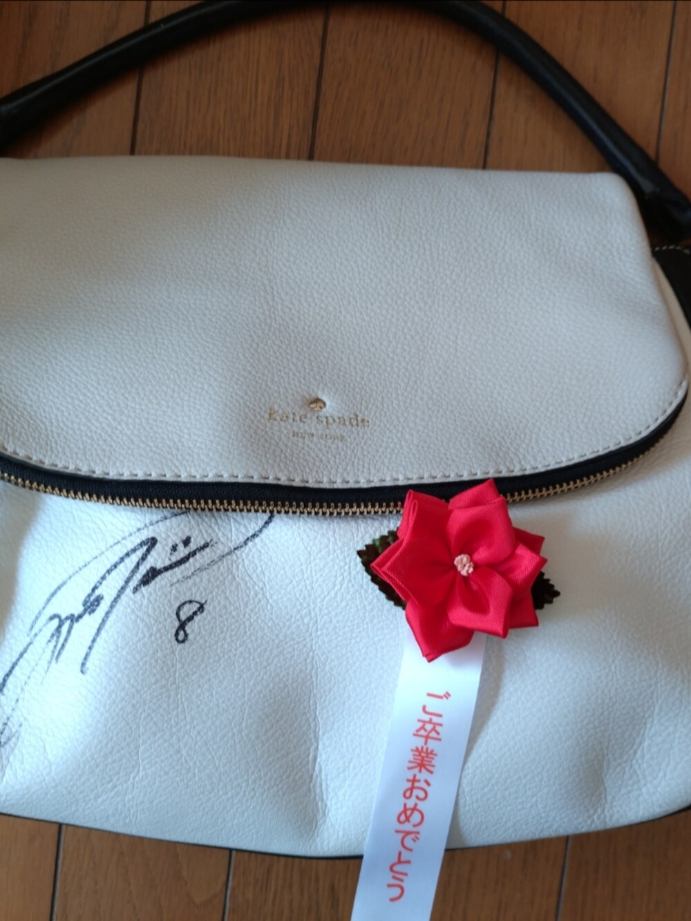 ブラック系のワンピース/ドレス、ホワイト系のTシャツ/カットソー、ホワイト系のその他トップスを着用したレディースの春コーディネートの4枚目の写真