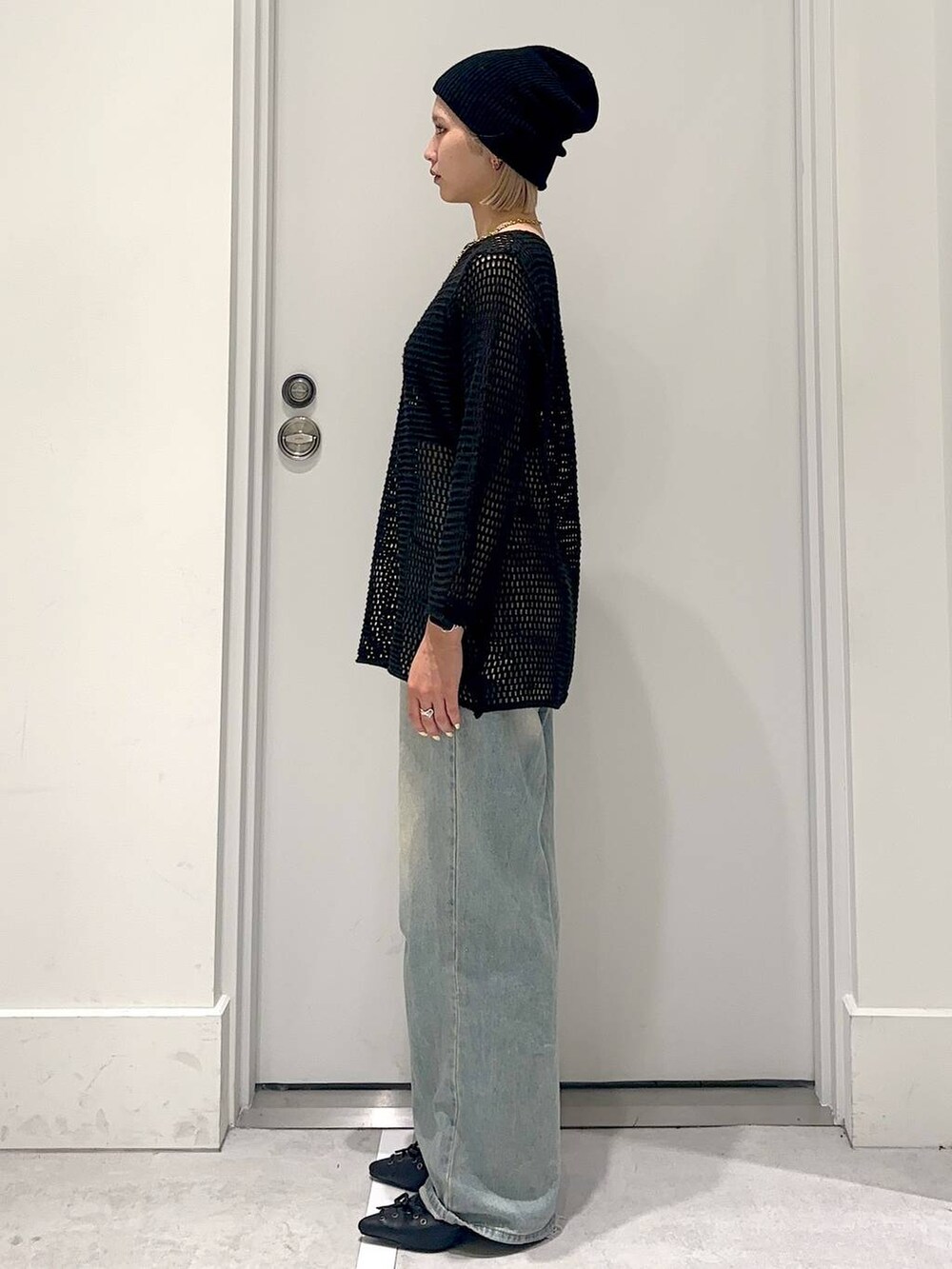 ブルー系のデニムパンツ、ブラック系のその他シューズ、ブラック系のキャミソールを着用したレディースの夏コーディネートの2枚目の写真