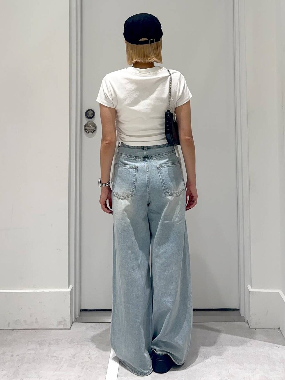 ブラウン系のTシャツ/カットソー、ブルー系のデニムパンツ、ブラック系のハンチング/ベレー帽を着用したレディースの春コーディネートの4枚目の写真
