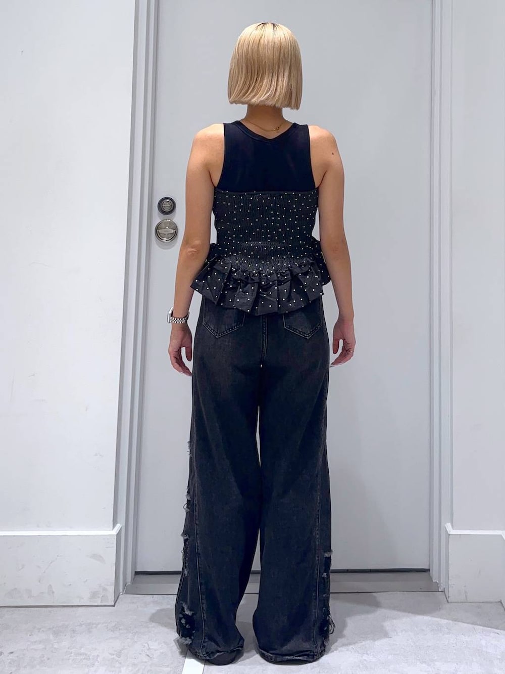 ブラック系のデニムパンツ、ブルー系のその他トップス、ブラック系のカチューシャを着用したレディースの夏コーディネートの5枚目の写真