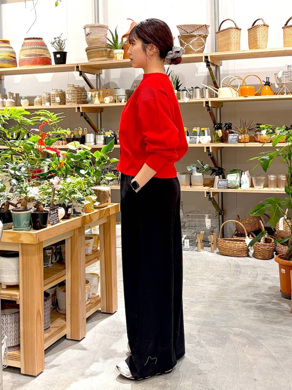 ブラック系のハンドバッグ、レッド系のカーディガン/ボレロ、ブラック系のその他パンツを着用したレディースの春コーディネートの3枚目の写真