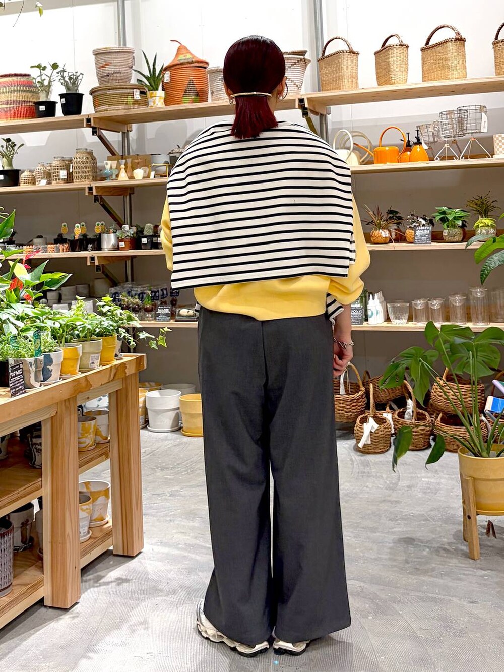 イエロー系のカーディガン/ボレロ、グレー系のその他パンツ、グレー系のTシャツ/カットソーを着用したレディースの春コーディネートの5枚目の写真