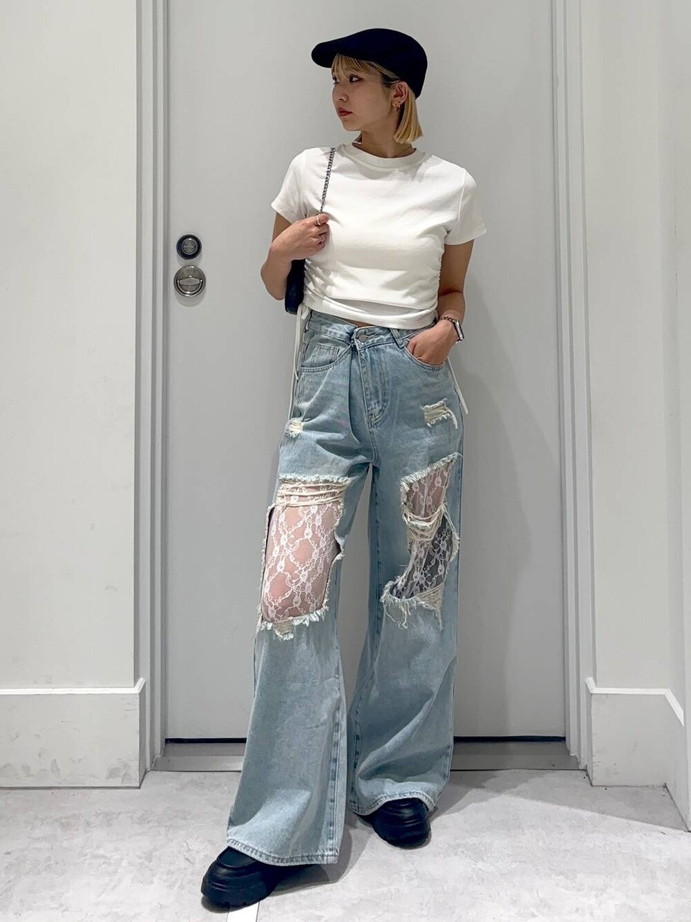 ブラウン系のTシャツ/カットソー、ブルー系のデニムパンツ、ブラック系のハンチング/ベレー帽を着用したレディースの春コーディネートの2枚目の写真