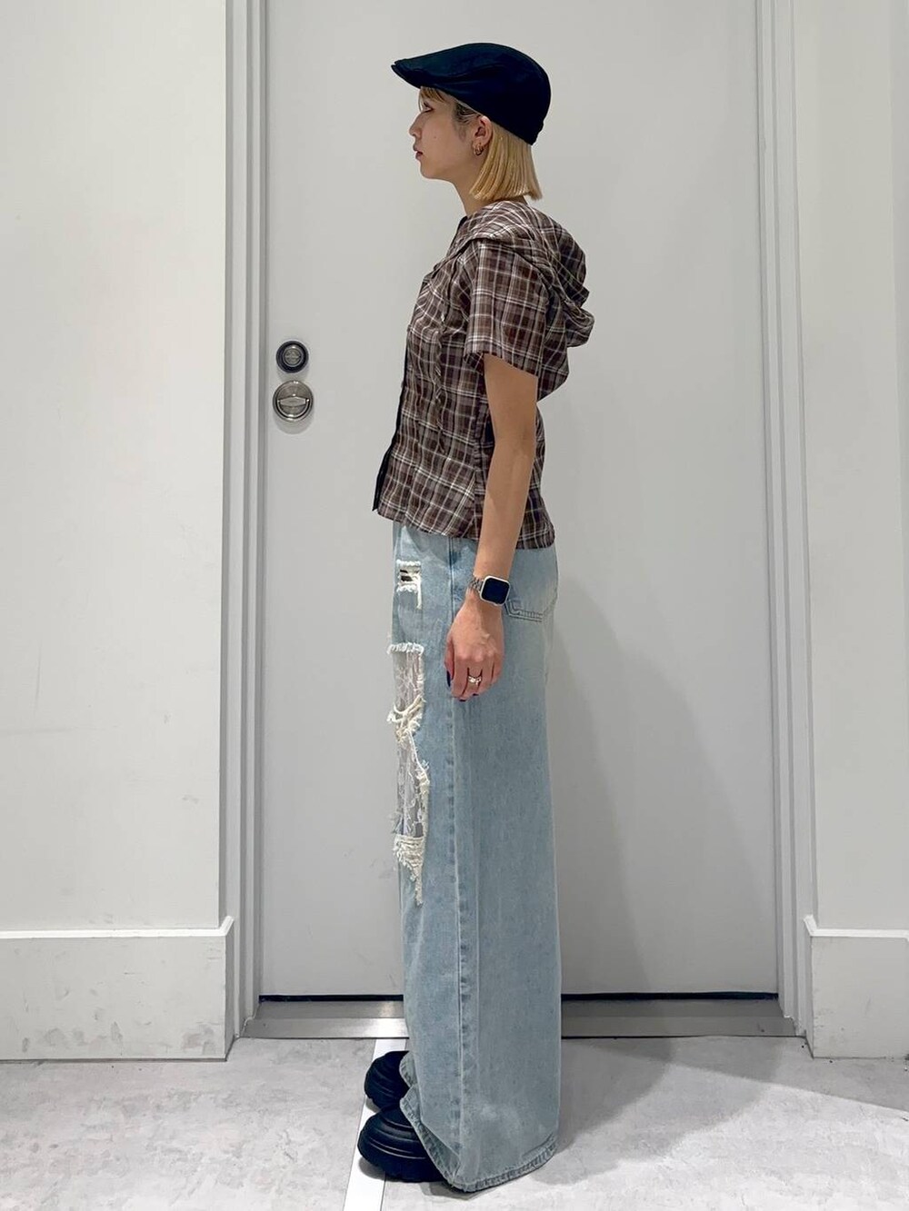 ブラウン系のシャツ/ブラウス、ブルー系のデニムパンツ、ブラック系のハンチング/ベレー帽を着用したレディースの春コーディネートの3枚目の写真
