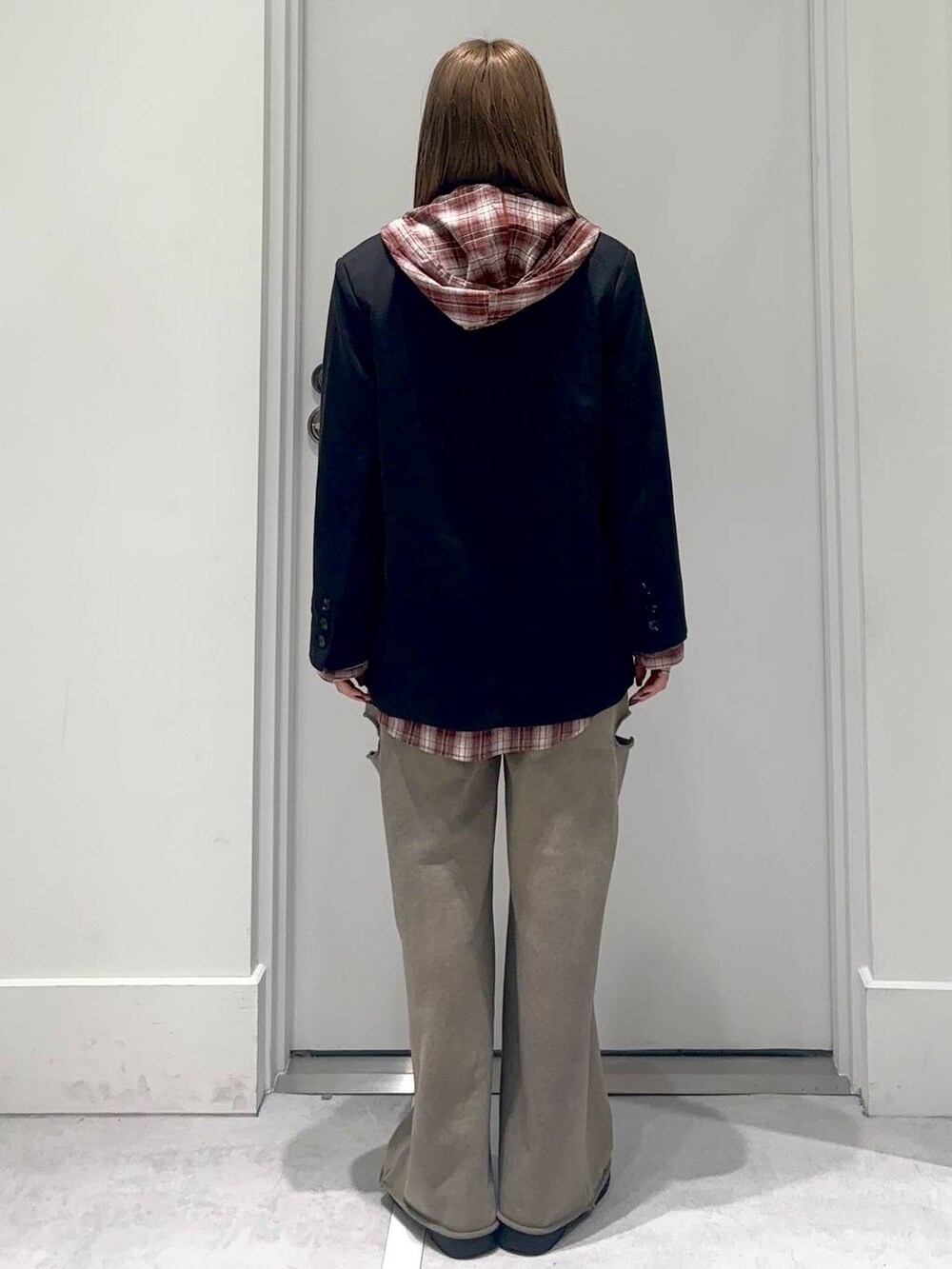 ブラック系のスリッポン、グリーン系のスウェットパンツ、ブラック系のテーラードジャケットを着用したレディースの冬コーディネートの4枚目の写真