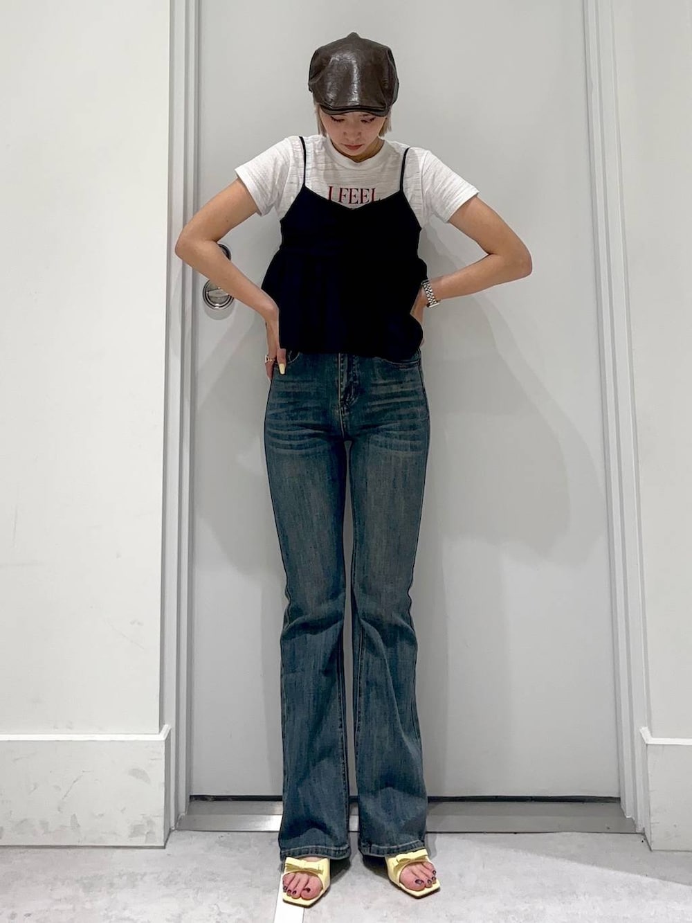 「カジュアルコーデ、夏コーデ、レイヤードスタイル、新作、FOREVER 21、着痩せ・細見え、女子ウケ、カジュアル」｜「FOREVER 21の【2024FW】オーバーダイフレアデニム（デニムパンツ、ブルー系）」を使った、hm2931さん（レディース・159cm）の春コーディネートの3枚目の写真