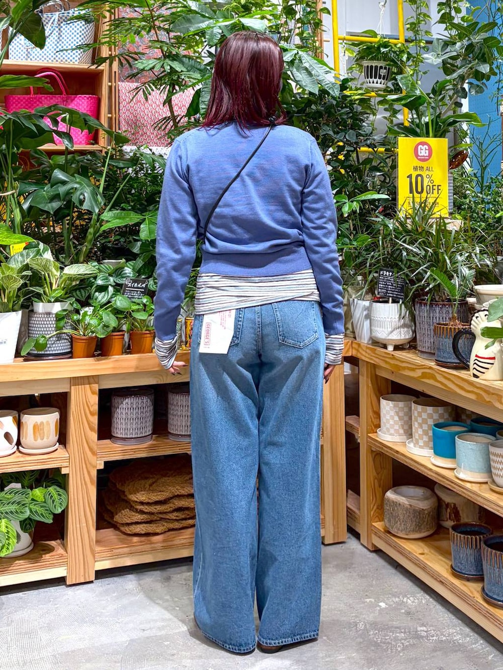 ブルー系のデニムパンツ、グレー系のTシャツ/カットソー、ブルー系のカーディガン/ボレロを着用したレディースの秋コーディネートの6枚目の写真