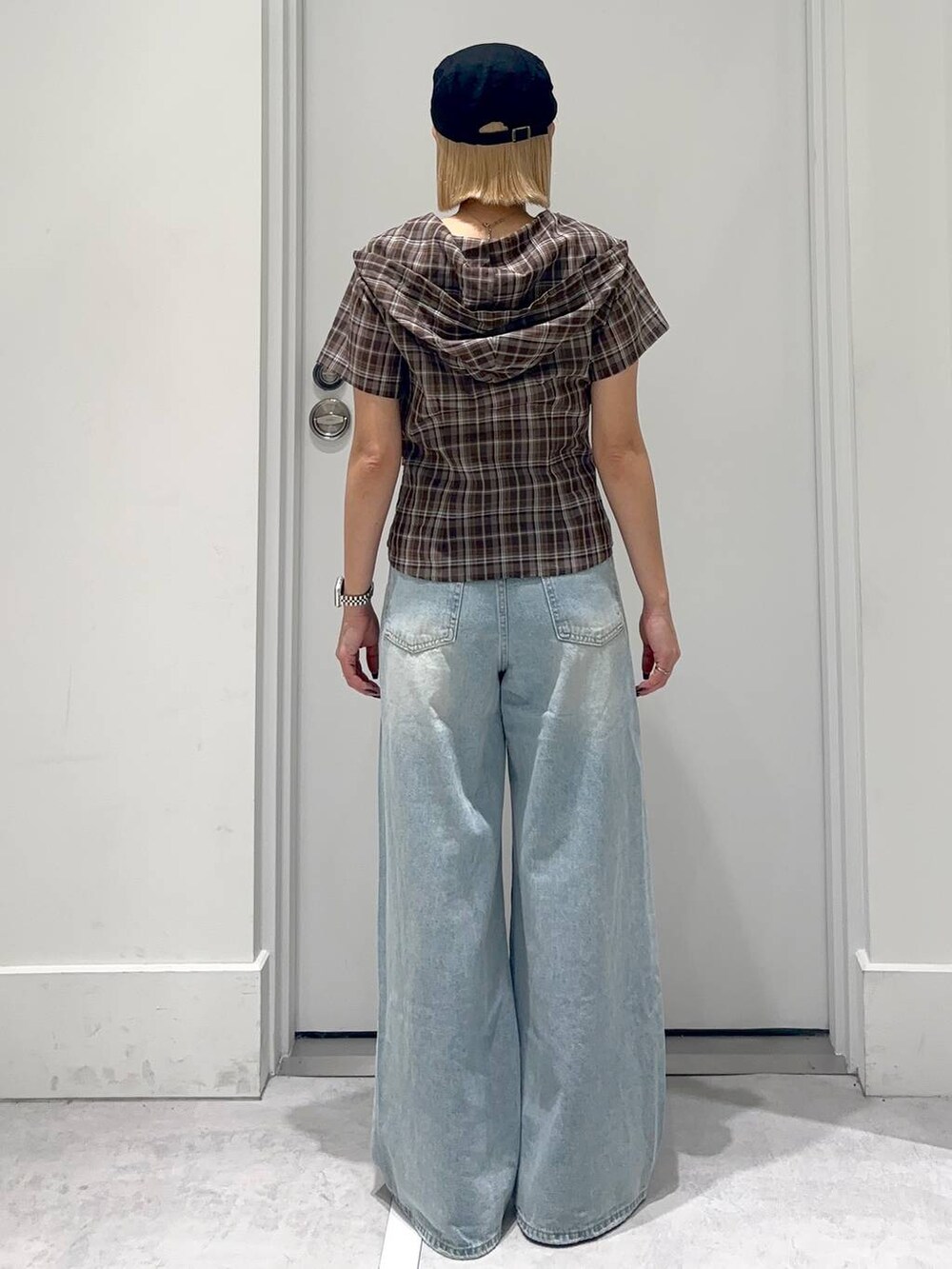 ブラウン系のシャツ/ブラウス、ブルー系のデニムパンツ、ブラック系のハンチング/ベレー帽を着用したレディースの春コーディネートの4枚目の写真