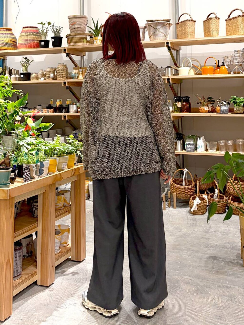 グレー系のその他パンツ、ブラック系のニット/セーター、ホワイト系のタンクトップを着用したレディースの春コーディネートの3枚目の写真