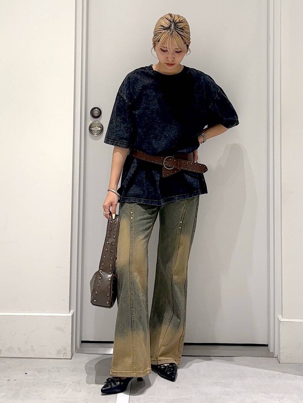 ブラック系のその他シューズ、ブラウン系のハンドバッグ、ブラック系のTシャツ/カットソーを着用したレディースの夏コーディネートの2枚目の写真