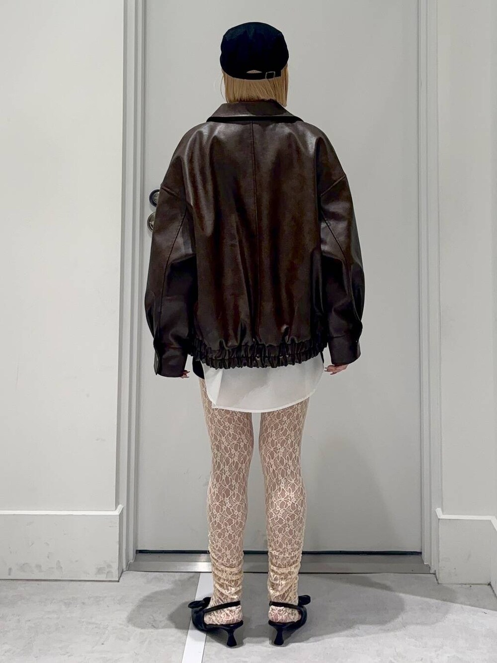 ブラック系のサンダル、ブラック系のその他パンツ、ブラウン系のブルゾンを着用したレディースの春コーディネートの4枚目の写真