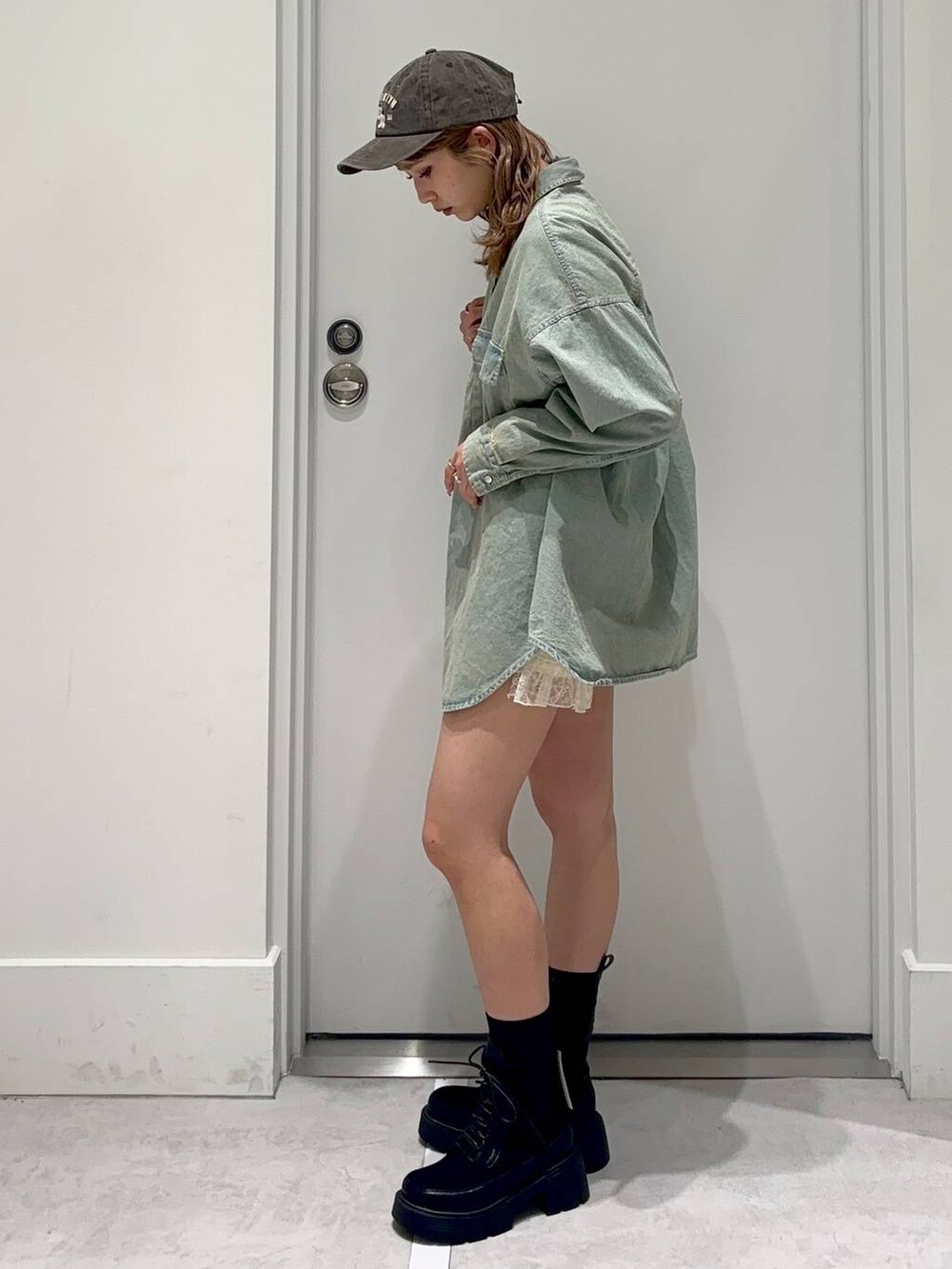 ベージュ系のその他パンツ、ブルー系のシャツ/ブラウス、ブラウン系のショルダーバッグを着用したレディースの春コーディネートの3枚目の写真