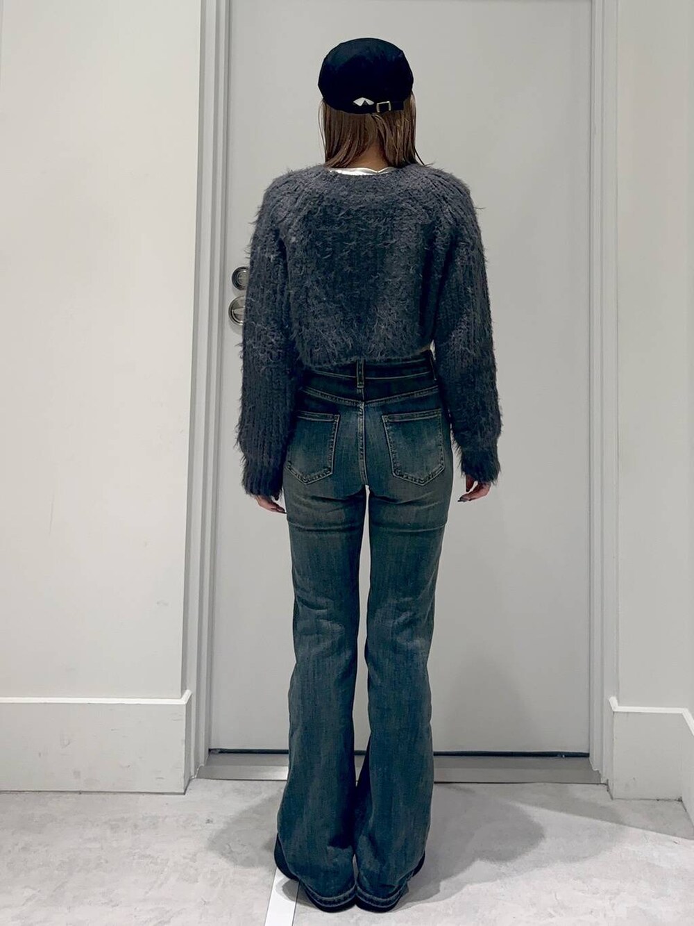 「冬コーデ、レイヤードスタイル、FOREVER 21、着痩せ・細見え、女子ウケ、カジュアル、カジュアルコーデ」|「FOREVER 21の【2024FW】アソートクロッグサンダル(スリッポン、ブラック系)」を使った、hm2931さん(レディース・159cm)の冬コーディネートの4枚目の写真