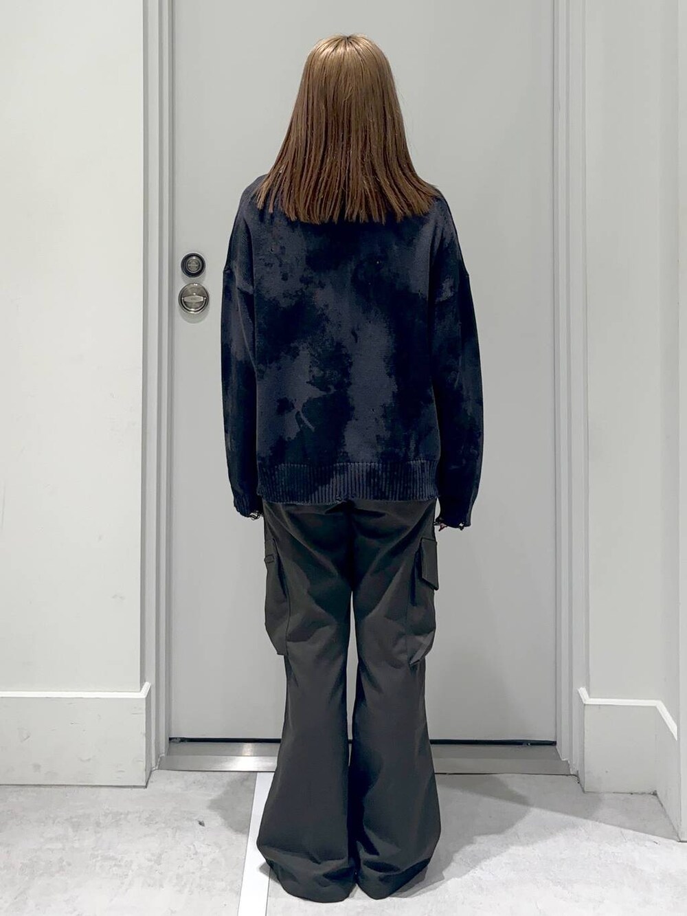 グリーン系のカーゴパンツ、グレー系のニット/セーターを着用したレディースの冬コーディネートの4枚目の写真